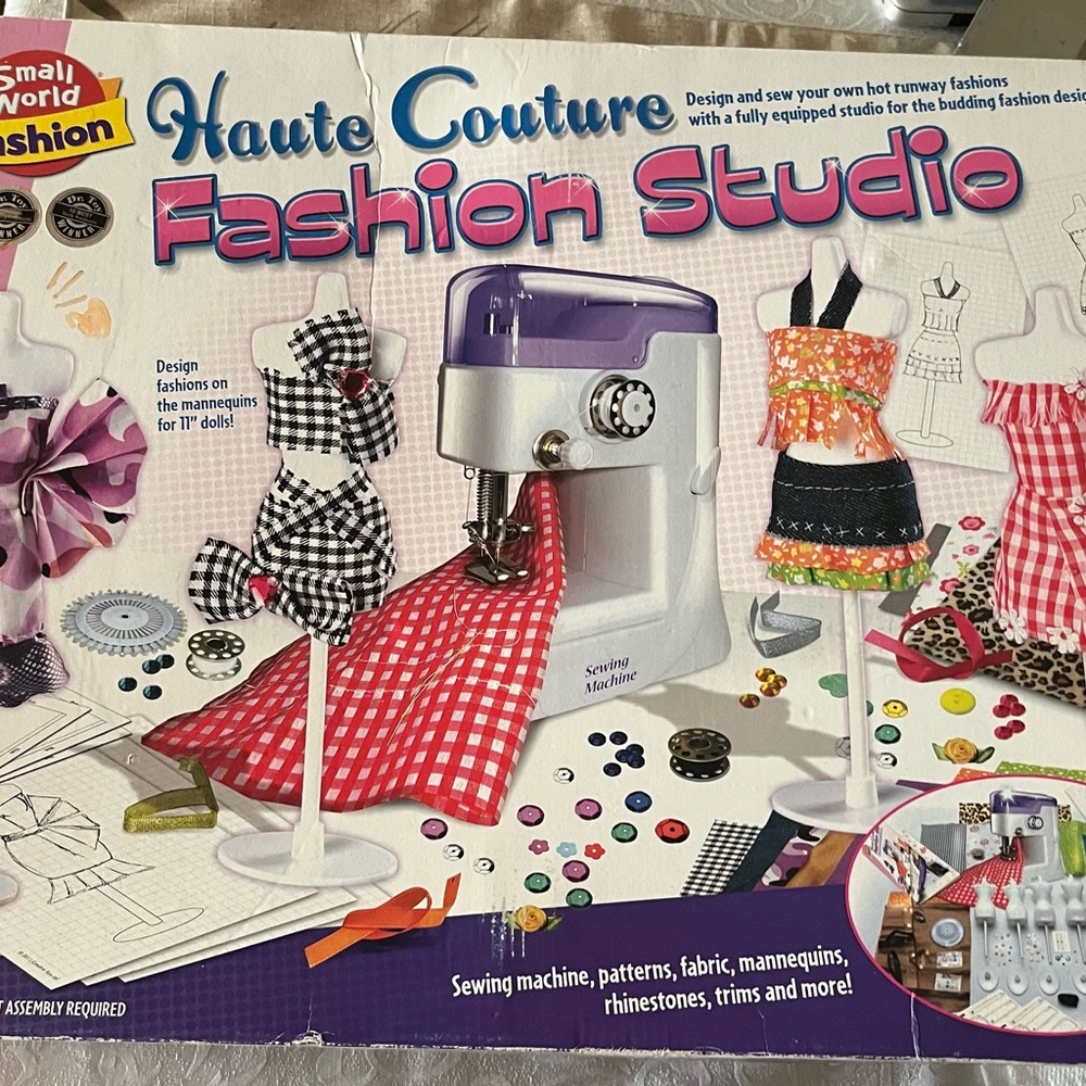 Vaute Couture Fashion Studio - Purple Sewing Machine with Red Fabric